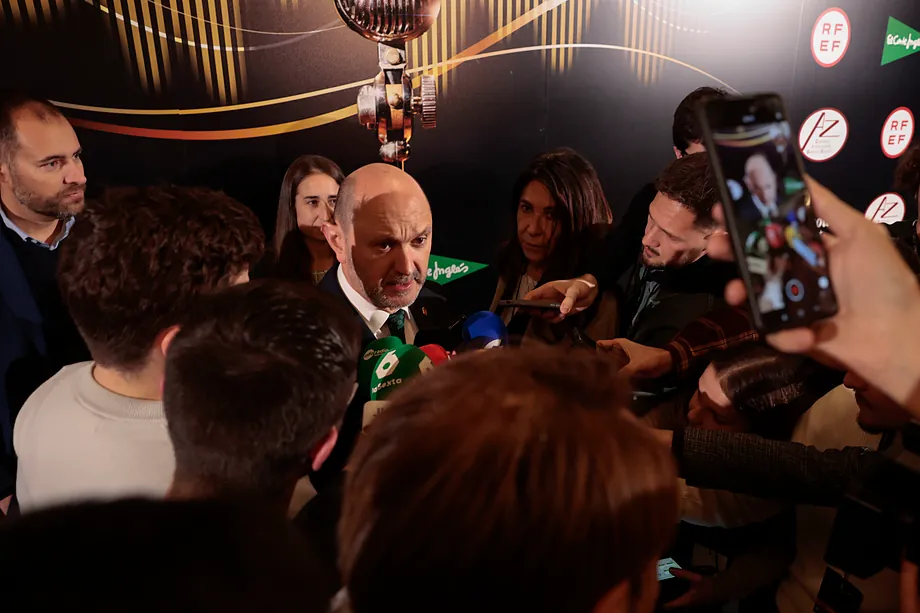 Rafael Louzán hablando sobre el Mundial 2030 en un evento