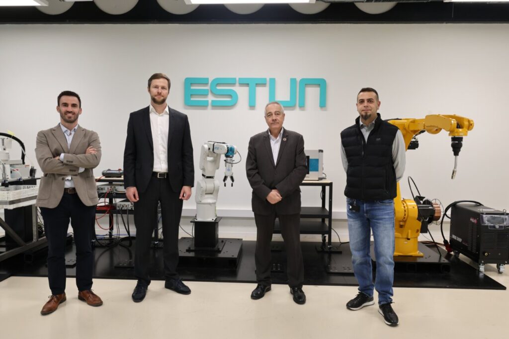 Cuatro personas posando frente a robots en DFactory Barcelona