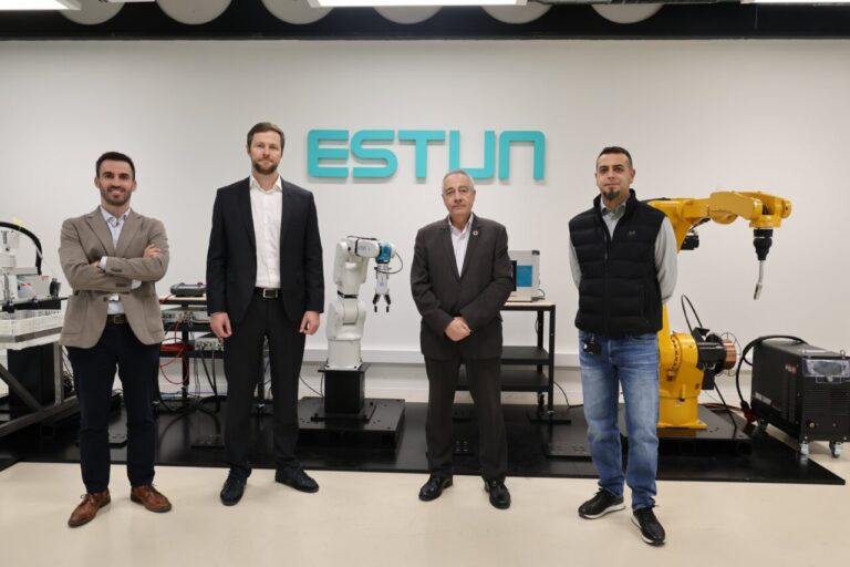 Cuatro personas posando frente a robots en DFactory Barcelona