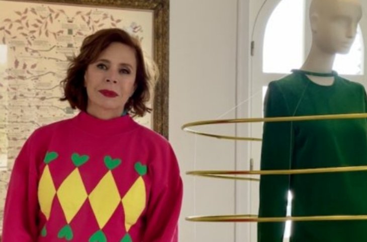 Ágatha Ruiz de la Prada con su obra en exposición en Évora