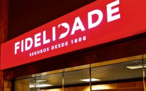 Cartel luminoso de la compañía de seguros Fidelidade en su sede.
