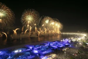 Fuegos artificiales iluminando la playa de Copacabana en Nochevieja