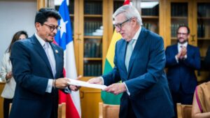 El canciller boliviano y su homólogo chileno firman un acuerdo