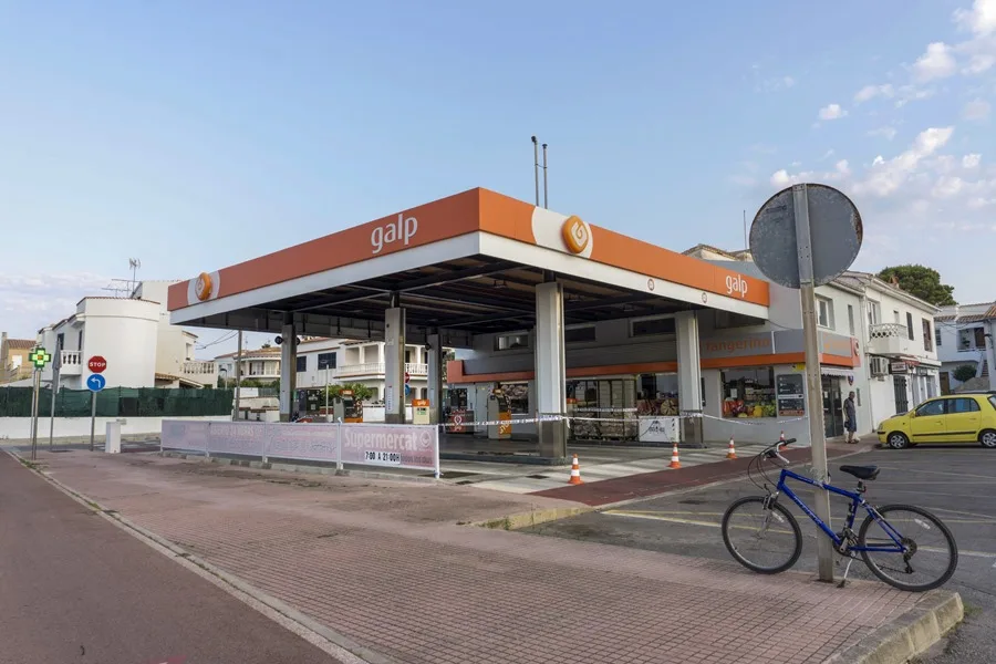 Gasolinera Galp en Menorca con bicicletas y coches estacionados
