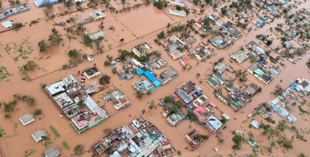 Vista aérea de inundaciones en Mozambique con casas sumergidas