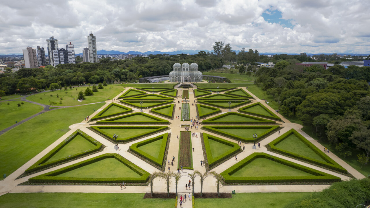 Vista aérea del Jardín Botánico de Curitiba con sus jardines geométricos.
