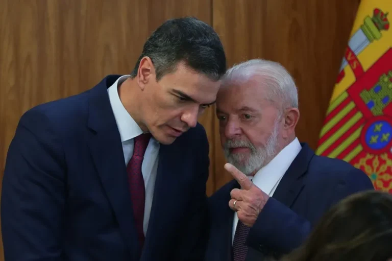 Lula y Pedro Sánchez conversando sobre el acuerdo Mercosur-UE