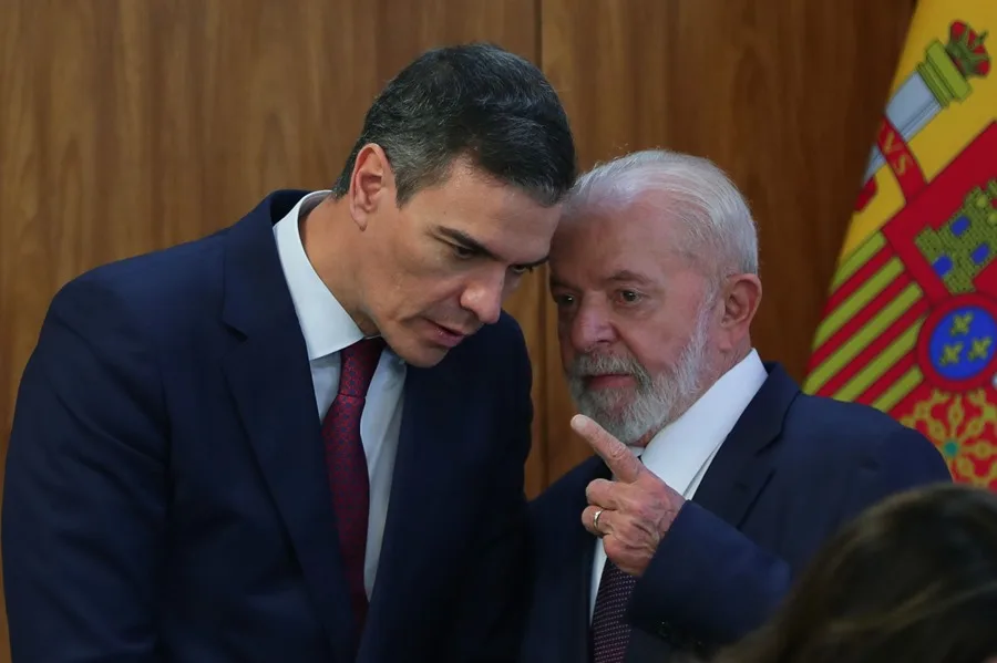 Lula y Pedro Sánchez conversando sobre el acuerdo Mercosur-UE