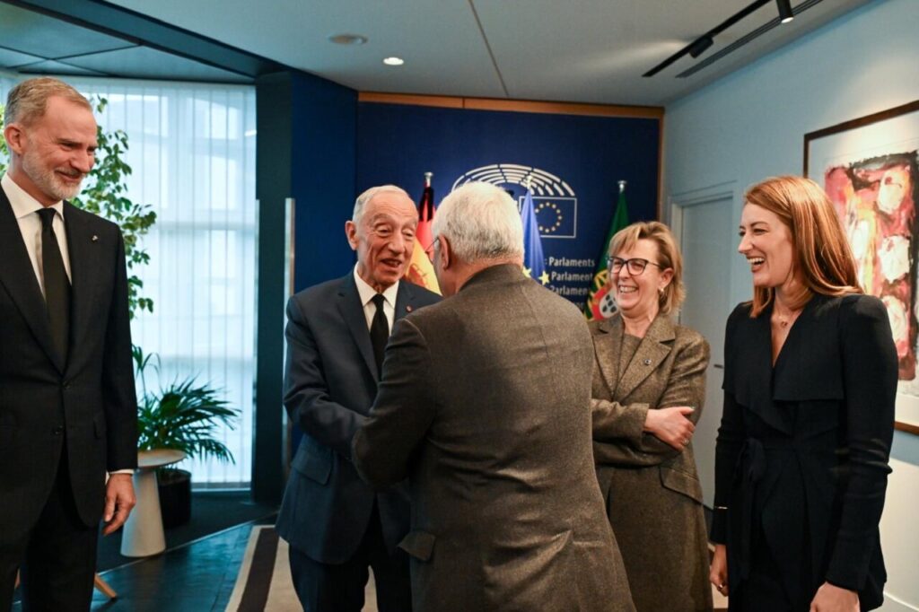 Marcelo Rebelo de Sousa saludando a otros líderes en el Parlamento Europeo