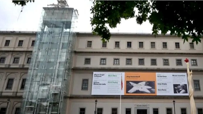 Fachada del Museo Reina Sofía en Madrid con cartel de exposición
