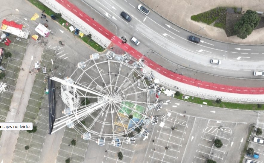 Vista aérea de una noria dañada por la tormenta Kristin en Portugal