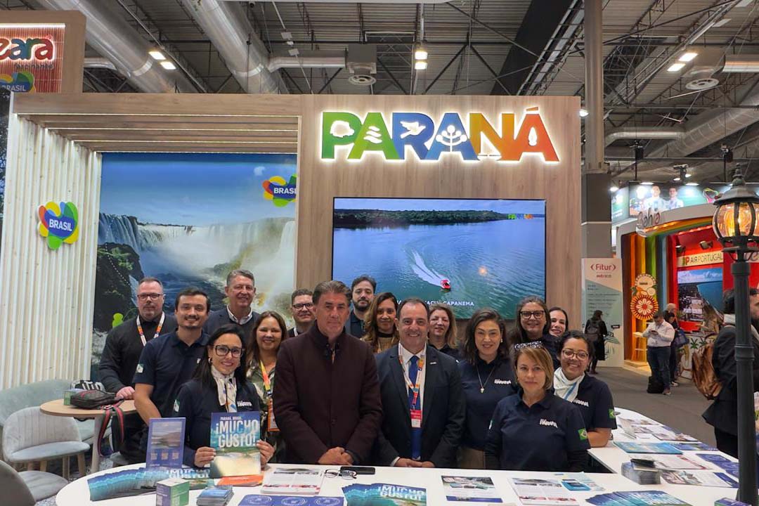 Stand de Paraná en la feria Fitur 2026 con representantes del turismo