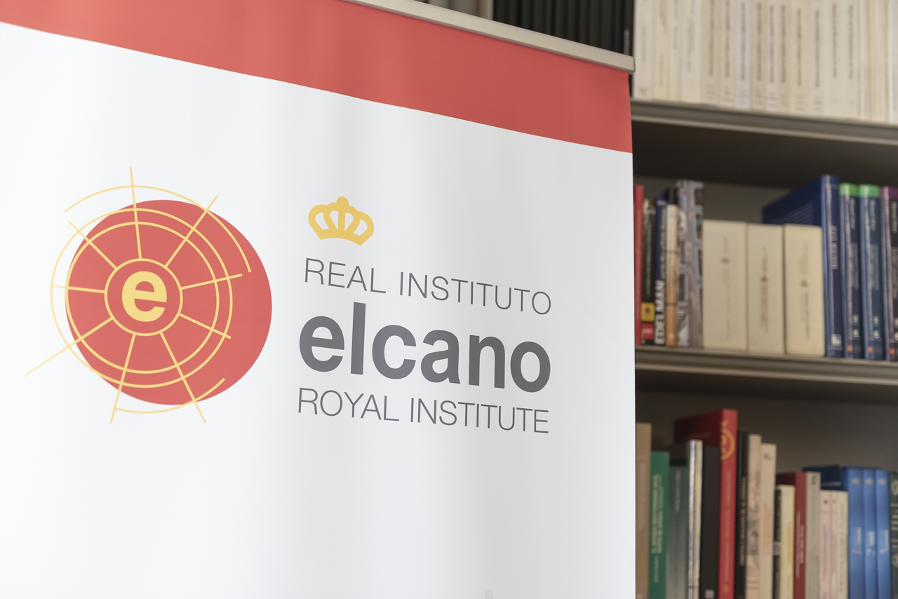 Banner del Real Instituto Elcano con su logo y lema.