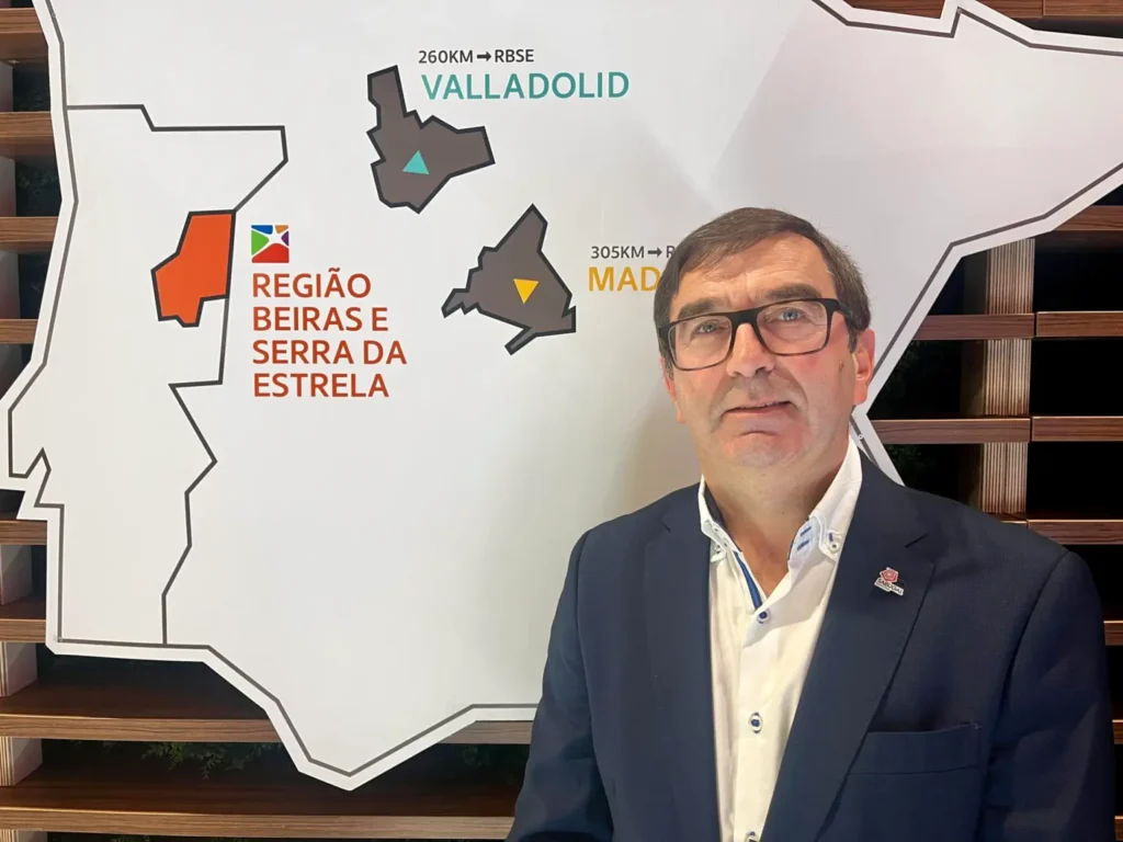 Representante de Covilhã en Fitur junto a un mapa de la región Beiras e Serra da Estrela