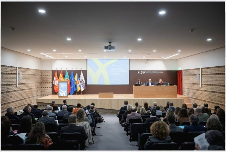 Reunión de trabajo entre Castilla y León y Portugal con asistentes en un auditorio