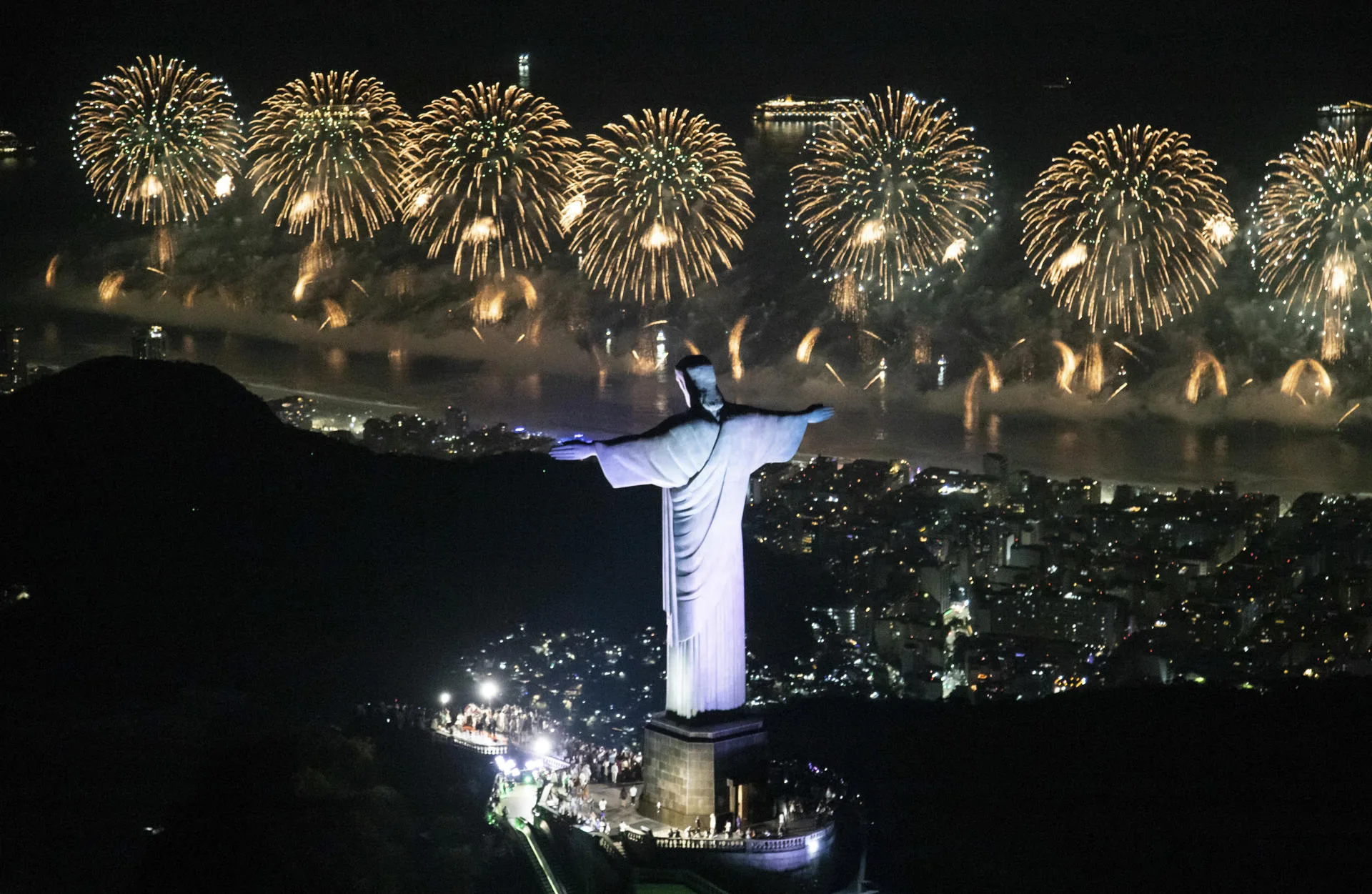 Vista del Cristo Redentor con fuegos artificiales en Río de Janeiro