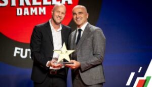 Roberto Martínez recibiendo un premio en una ceremonia de fútbol