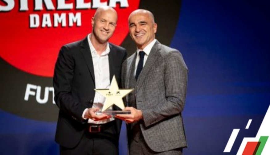 Roberto Martínez recibiendo un premio en una ceremonia de fútbol