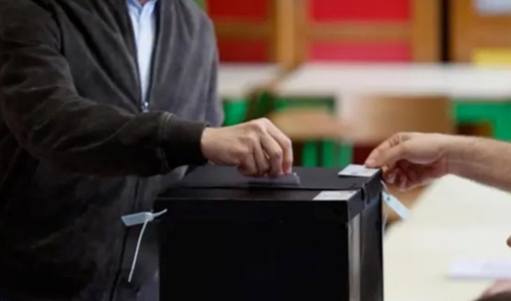 Persona depositando un voto en una urna electoral en Portugal