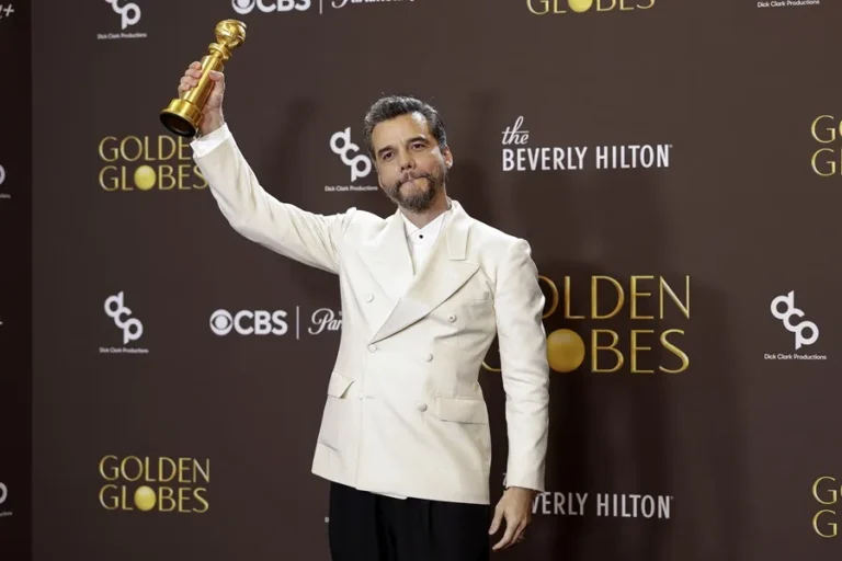 Wagner Moura celebrando su premio en los Globos de Oro 2024