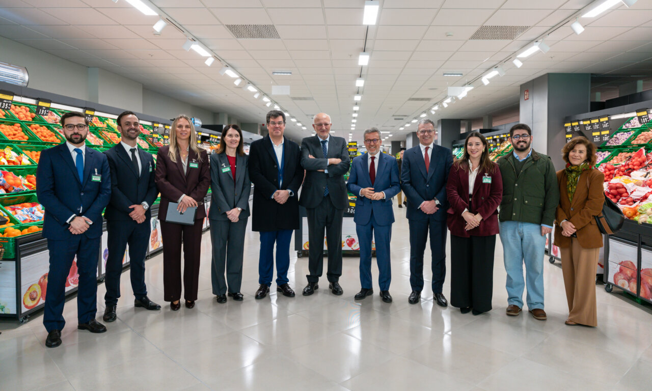 Grupo de personas en la nueva tienda Mercadona en Lisboa