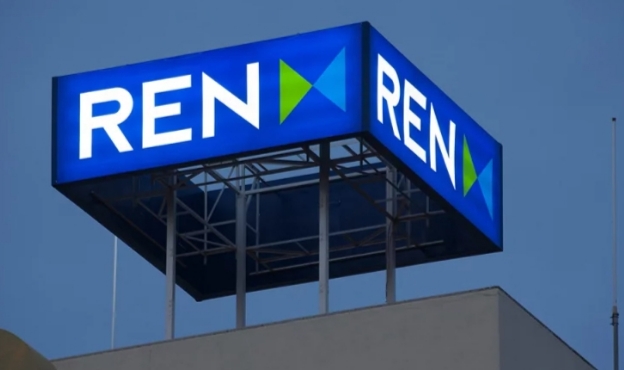 Logo de la empresa REN en un edificio iluminado
