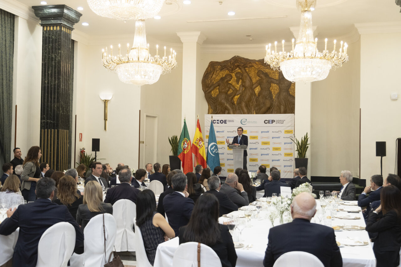 Evento empresarial con líderes de España y Portugal en un salón elegante
