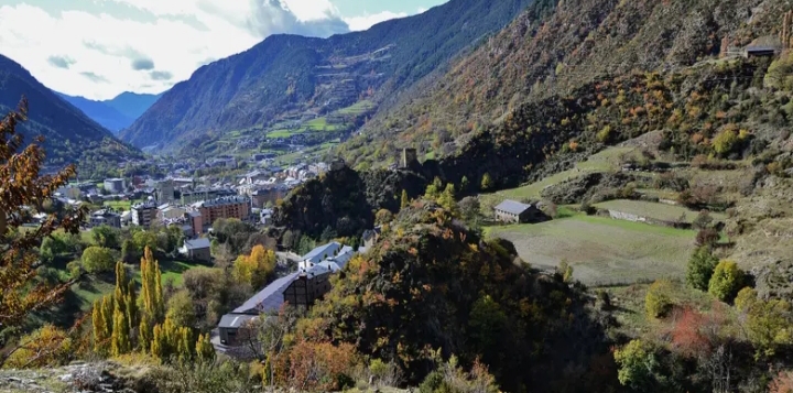 Vista panorámica de Andorra con montañas y vegetación