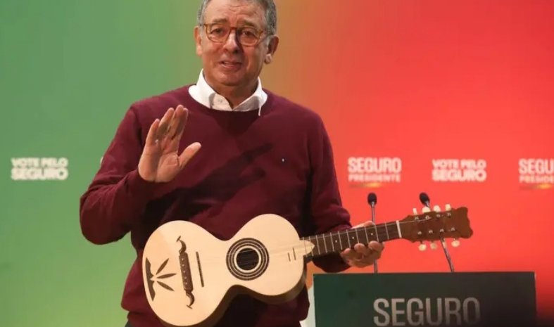 Antonio José Seguro sosteniendo un pequeño instrumento musical durante su campaña presidencial