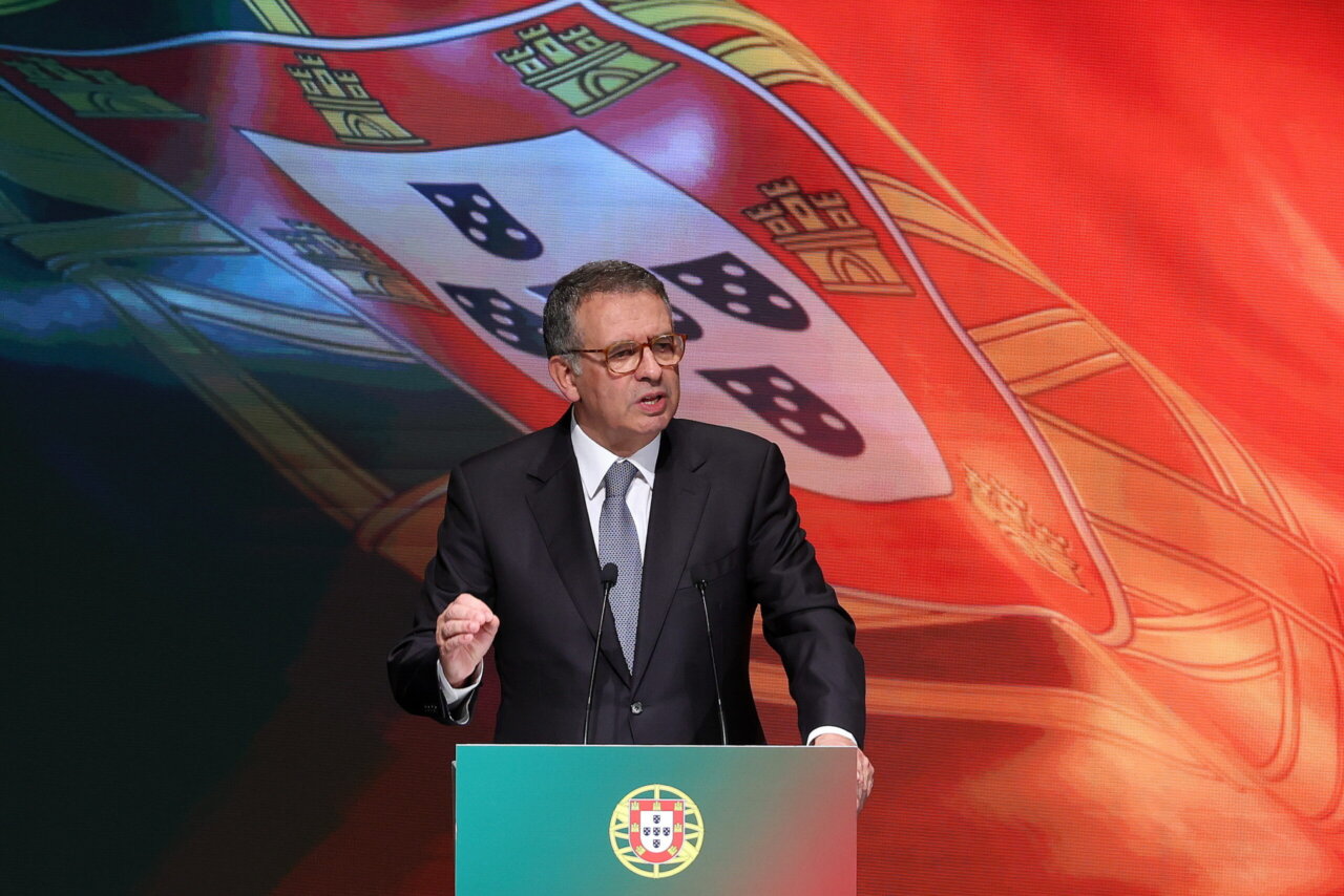 António José Seguro dando un discurso con la bandera de Portugal de fondo