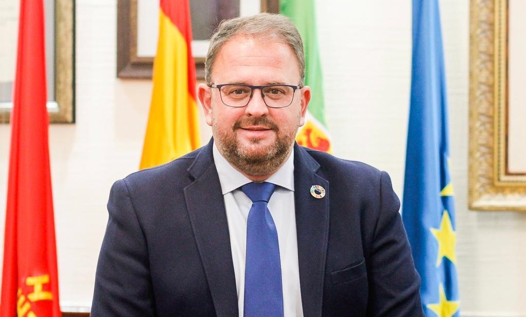 Retrato de Antonio Rodríguez Osuna, alcalde de Mérida, en su despacho.