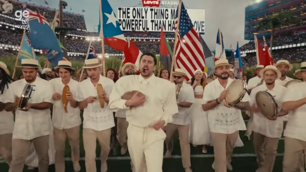 Bad Bunny actuando en la Super Bowl con banderas iberoamericanas