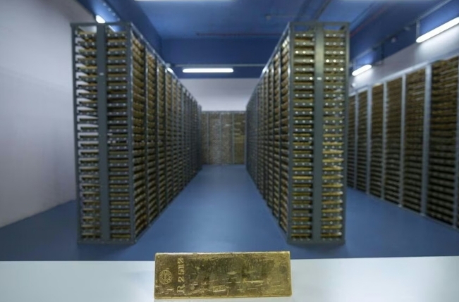 Interior de un banco con lingotes de oro en estanterías