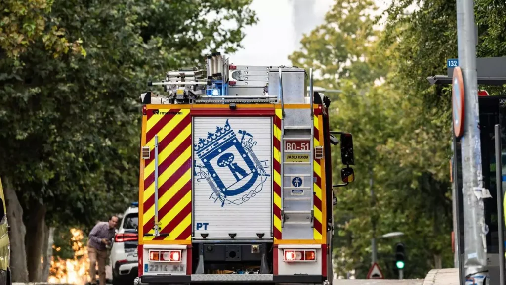 Camión de bomberos de Madrid en una calle arbolada