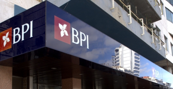Logo de BPI en la fachada de un edificio moderno