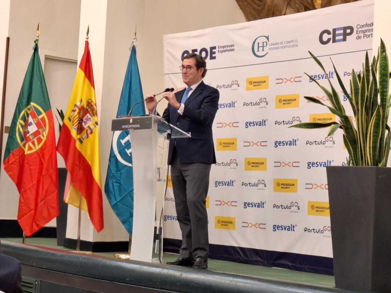 Discurso en evento de la Cámara Hispano Portuguesa con banderas de España y Portugal