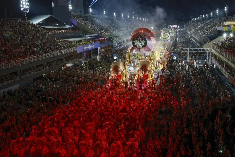Desfile del carnaval en el sambódromo de Río de Janeiro con multitudes y carrozas