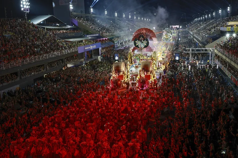 Desfile del carnaval en el sambódromo de Río de Janeiro con multitudes y carrozas