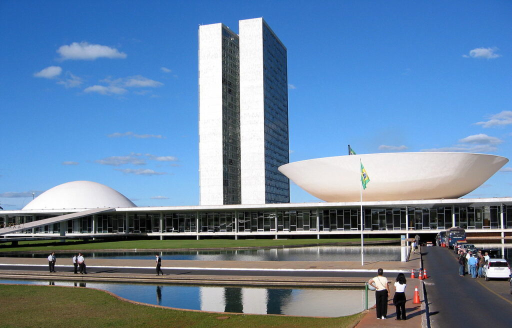 Vista exterior del Congreso Nacional de Brasil con cielo azul
