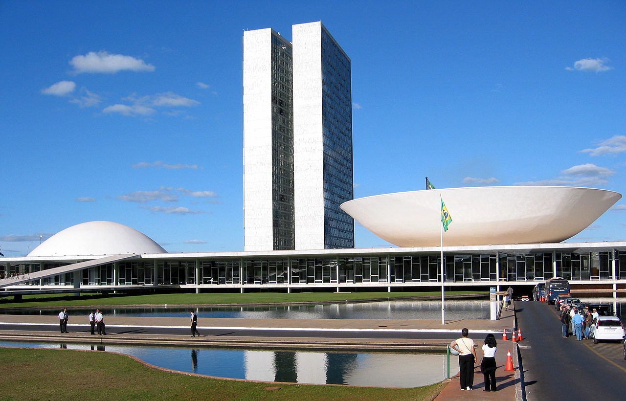 Vista exterior del Congreso Nacional de Brasil con cielo azul