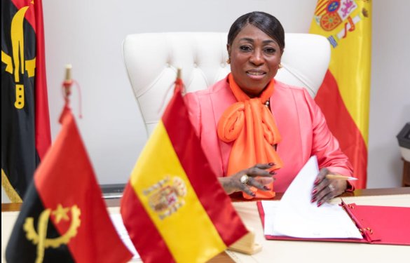 La embajadora de Angola en España durante una conferencia en Barcelona.
