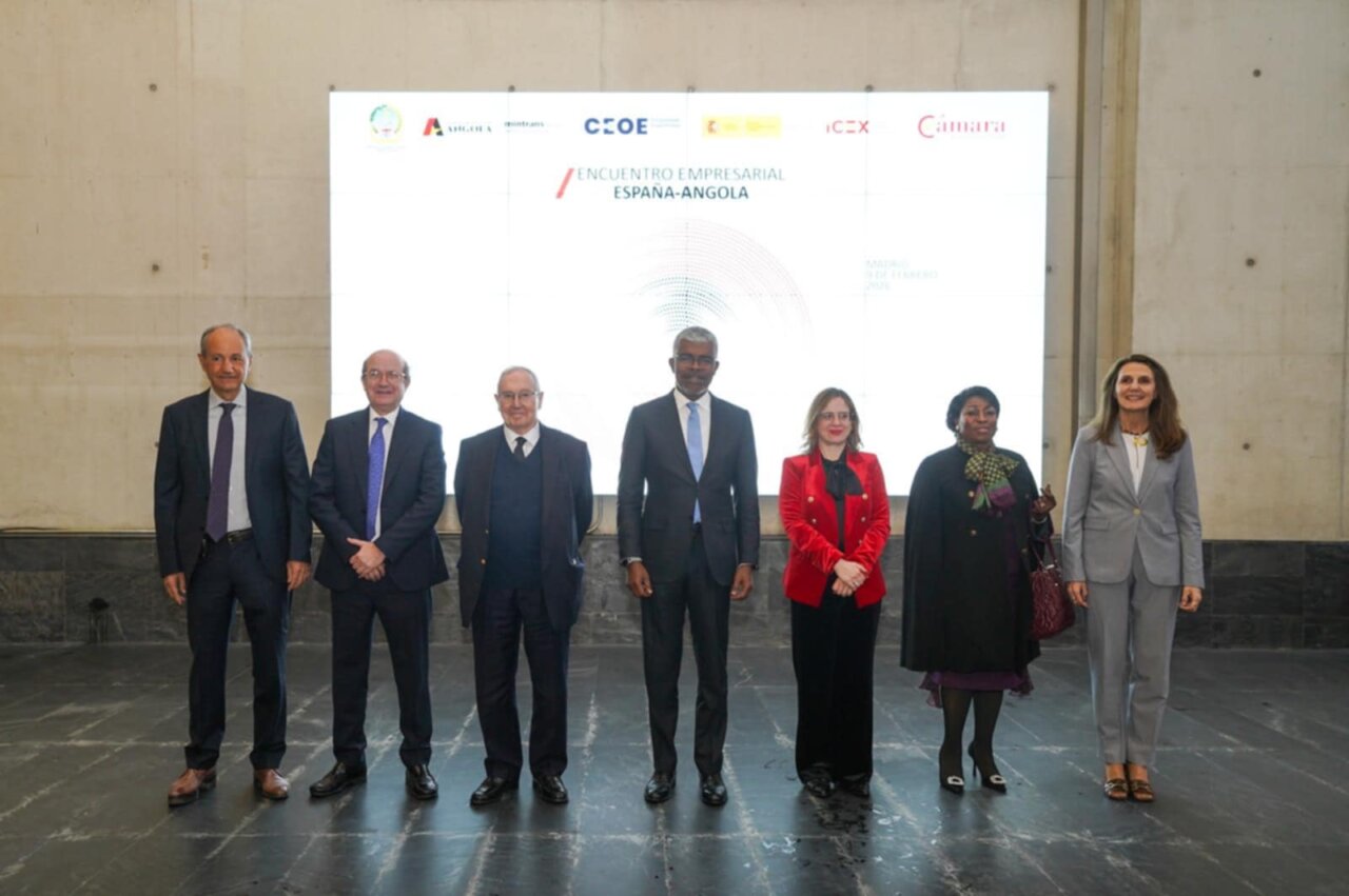 Grupo de personas en el encuentro empresarial España-Angola