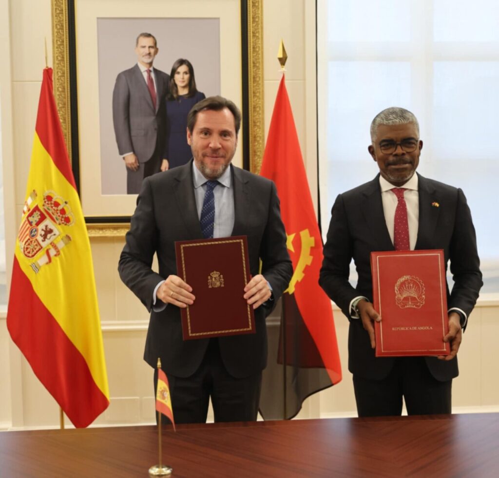 Ministros de España y Angola firmando un acuerdo de cooperación