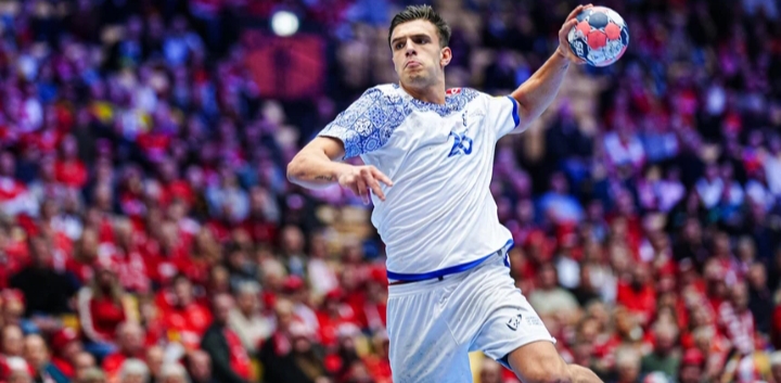 Jugador de balonmano lanzando el balón en un partido emocionante
