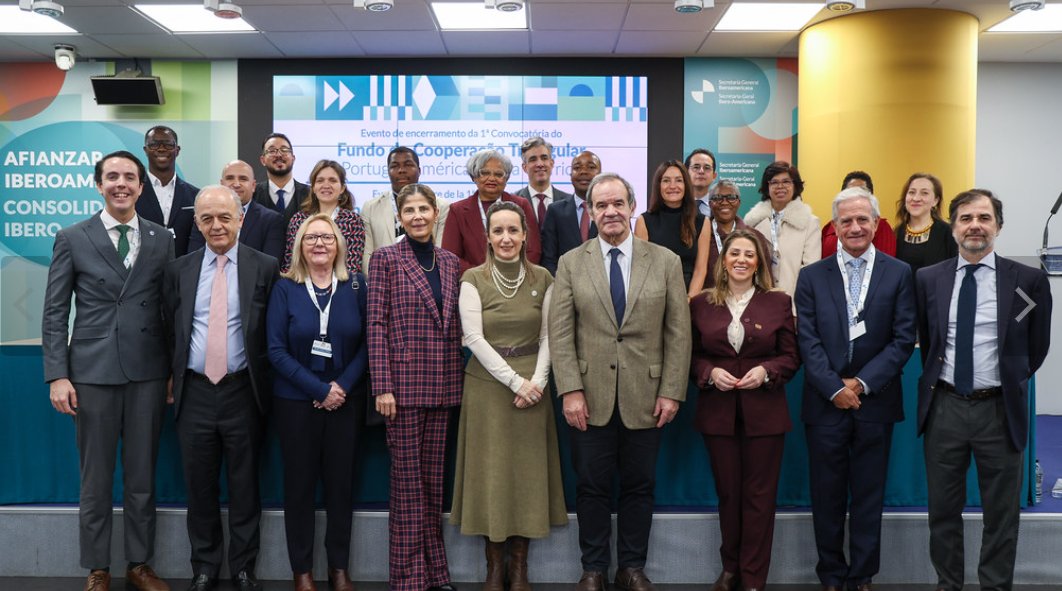 Grupo de personas en evento sobre cooperación triangular entre Portugal y América Latina