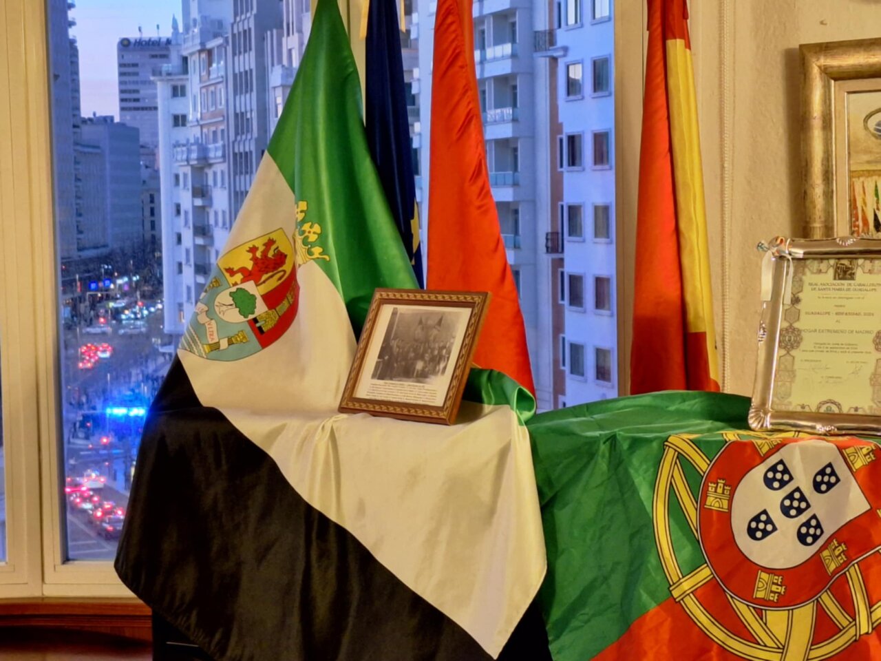 Banderas de Extremadura y Portugal en un evento cultural
