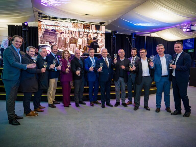 Autoridades brindando en la Feria de Tradiciones de Pinhel