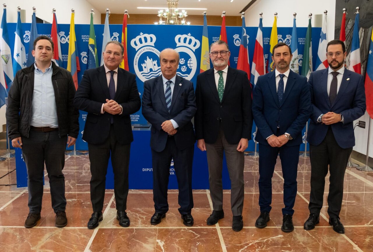 Representantes de la OEI y Diputación de Huelva durante la firma de un convenio