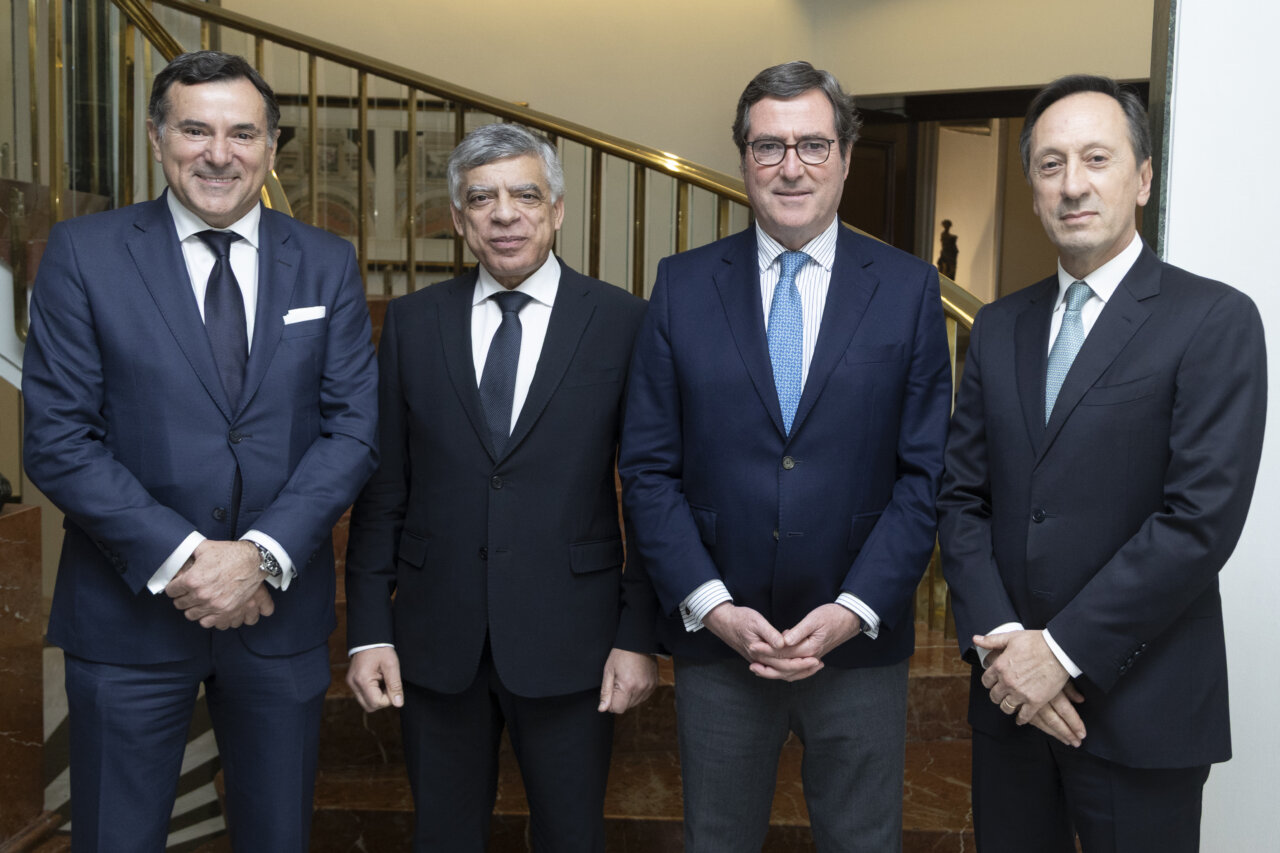 Cuatro autoridades posando en un evento empresarial en Madrid