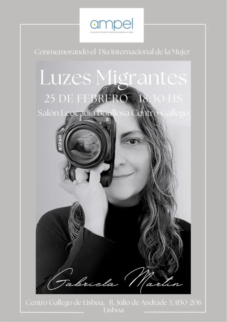 Retrato de Gabriela Martín con cámara en la exposición Luzes Migrantes.